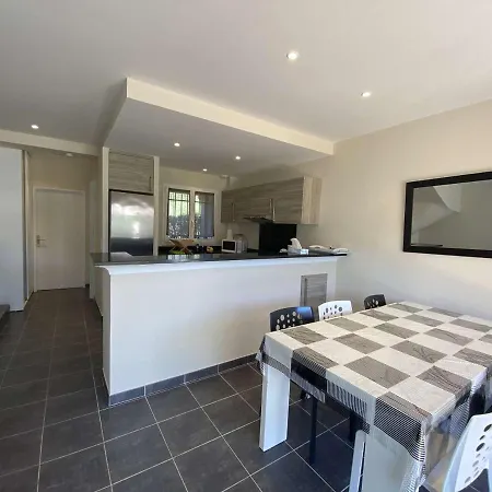 Maison Moderne 4 Pieces Climatisee, Proche Plage, Avec Jardin, Terrasse Couverte Et Parkings Securises - Fr-1-226-279 *